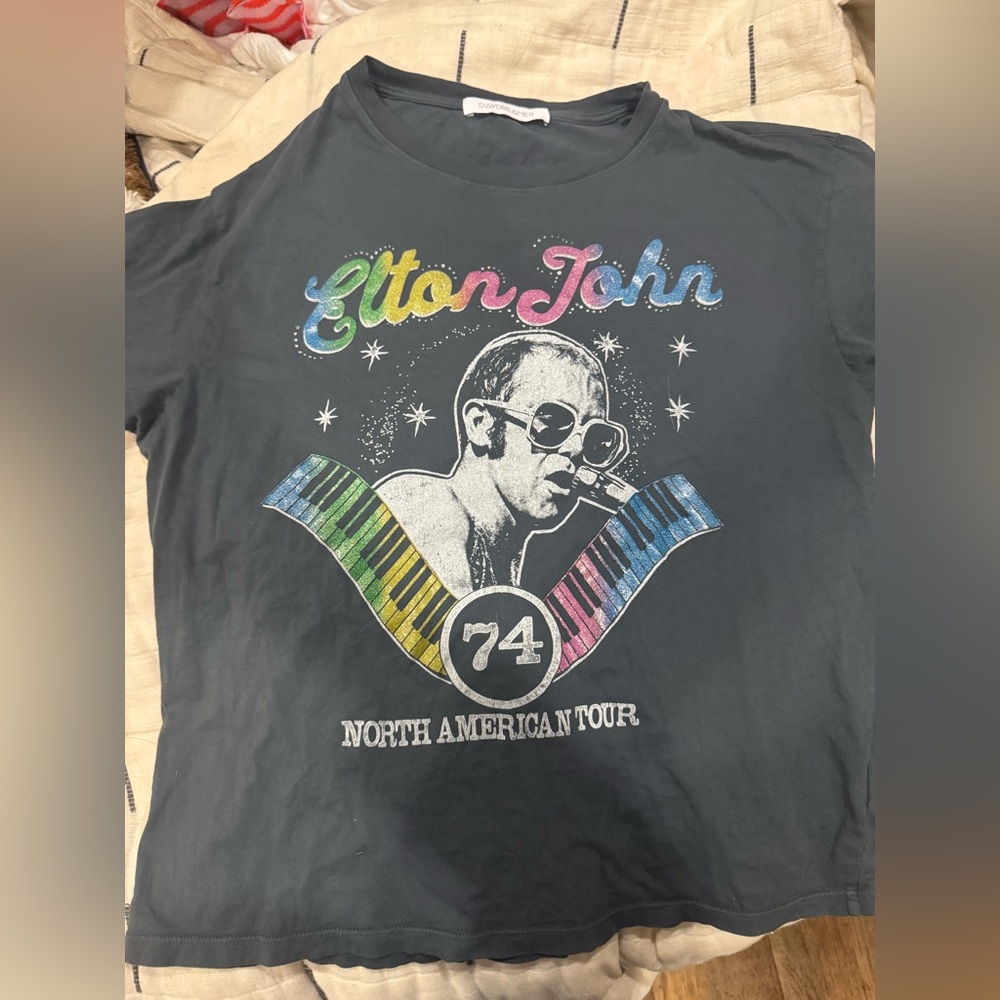 Elton John Daydreamer r shirt 
Brand new without tags 
Small